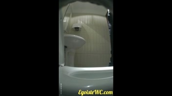 Girls and women show their shaved pussies in the toilet (MOV 98)