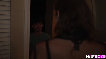 Petite MILF Angelina Diamanti has a crush on her delivery guy