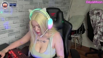 A real TWICH streamer forgot about her live broadcast and had sex.